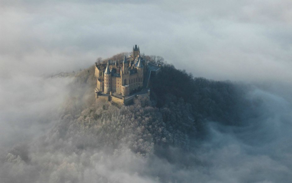 Замок Гогенцоллерн замок в облаках Германия