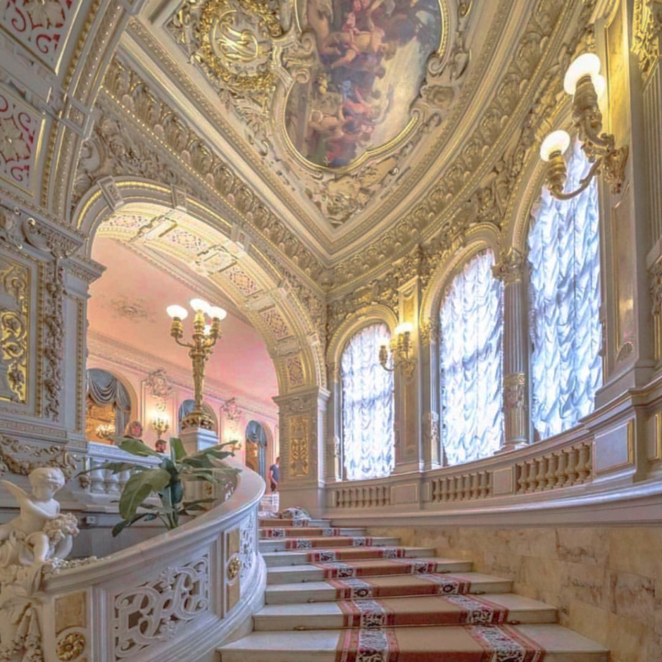 Парадная лестница большого дворца в Петергофе