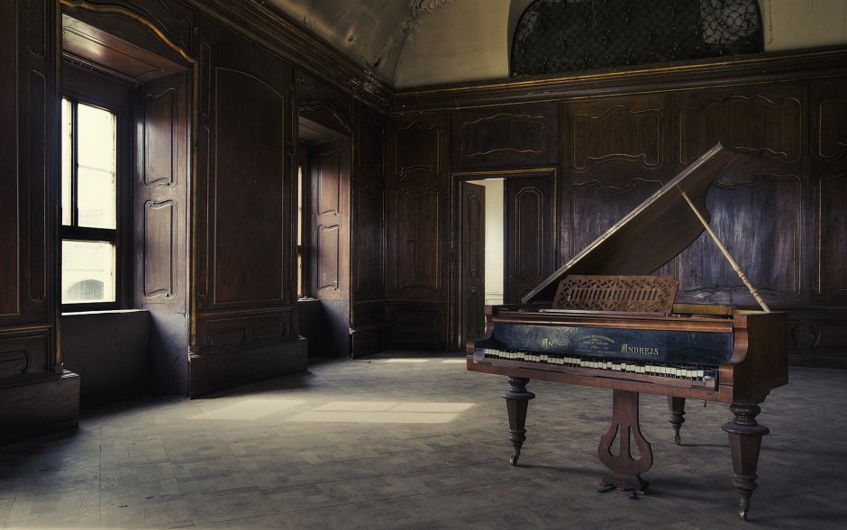 Комната с роялем