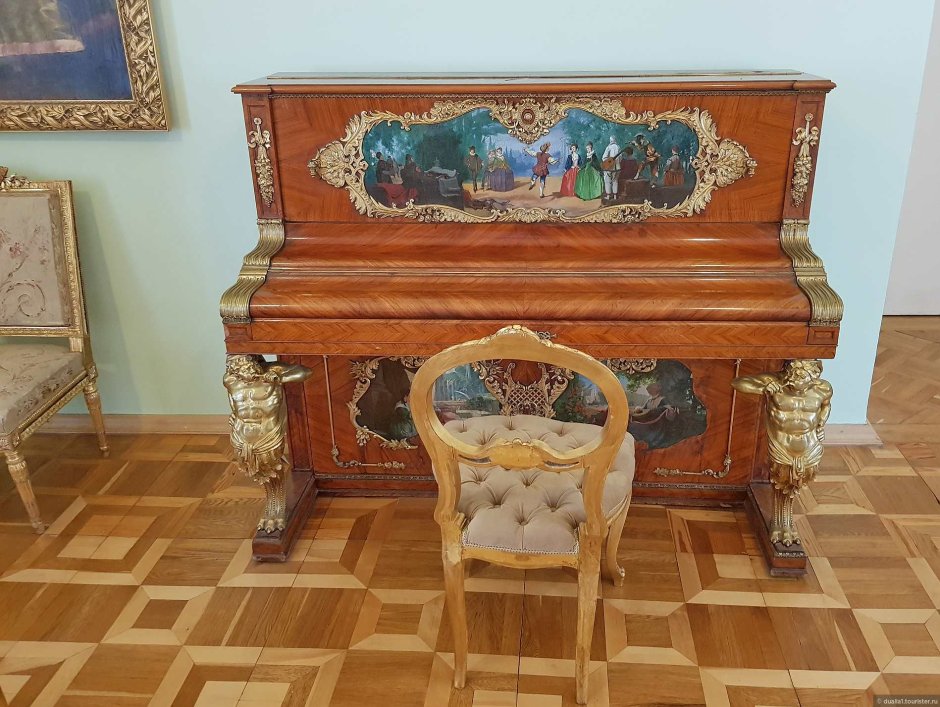 Пианино во дворце