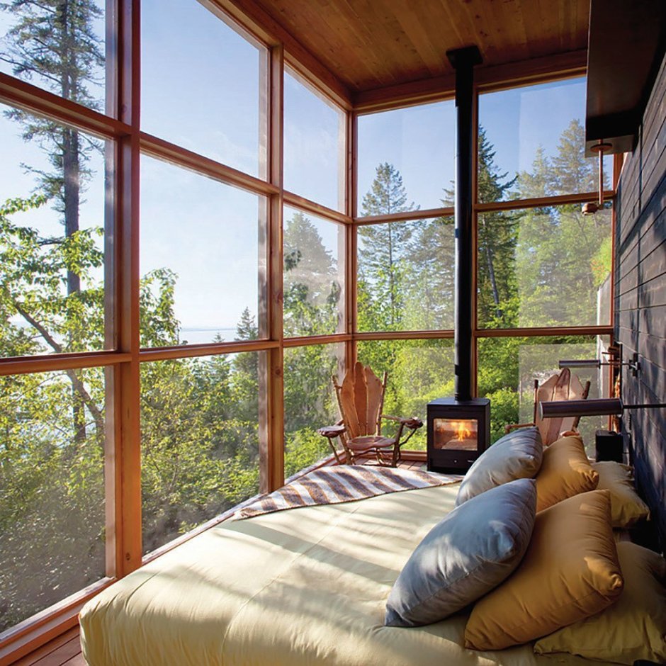 Домик в лесу с панорамными окнами