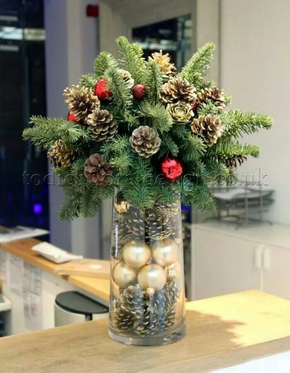 Композиция из еловых веток