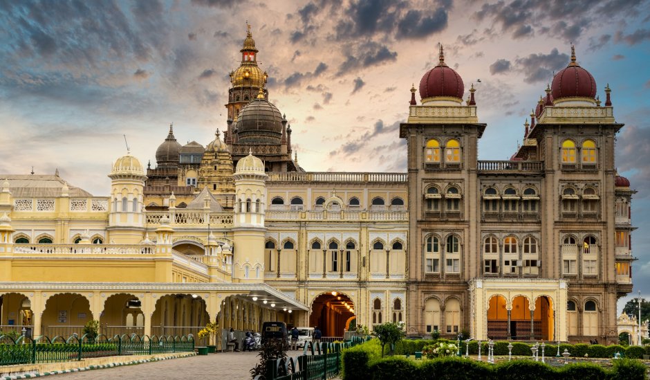 Night in Mysore Palace стих