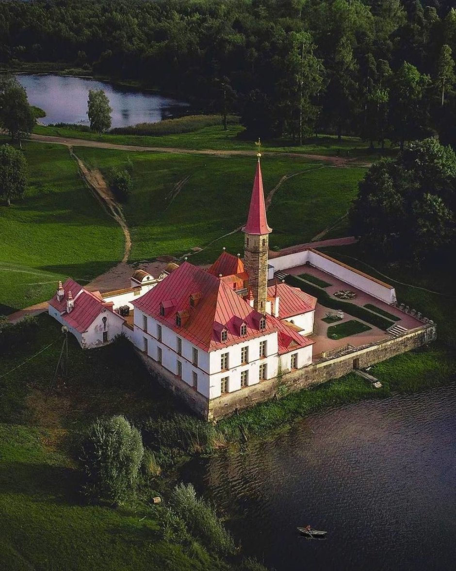 Приоратский дворец и парк в Гатчине