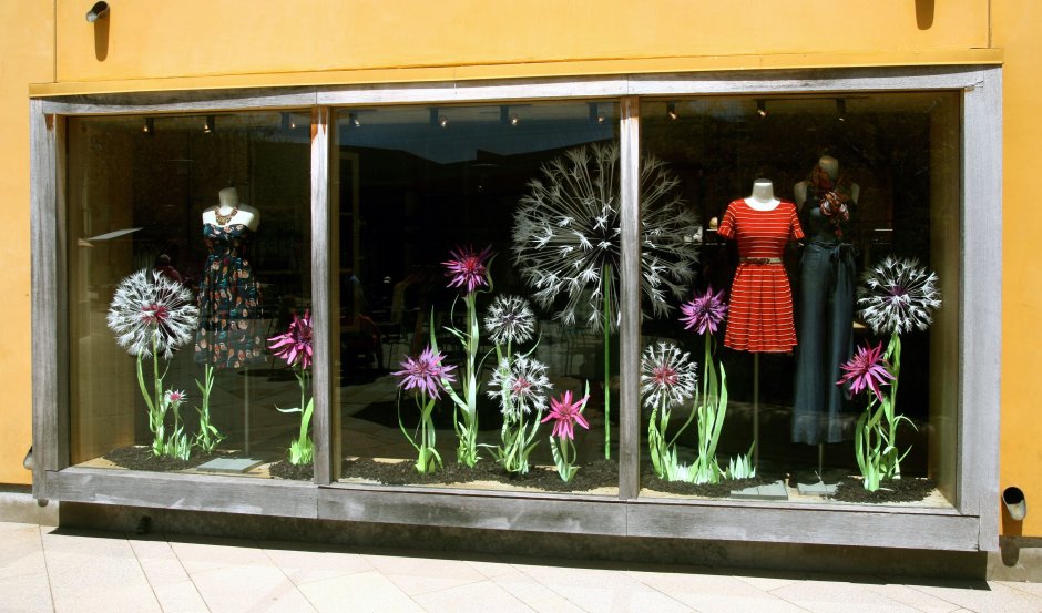 Декор витрины цветочного магазина