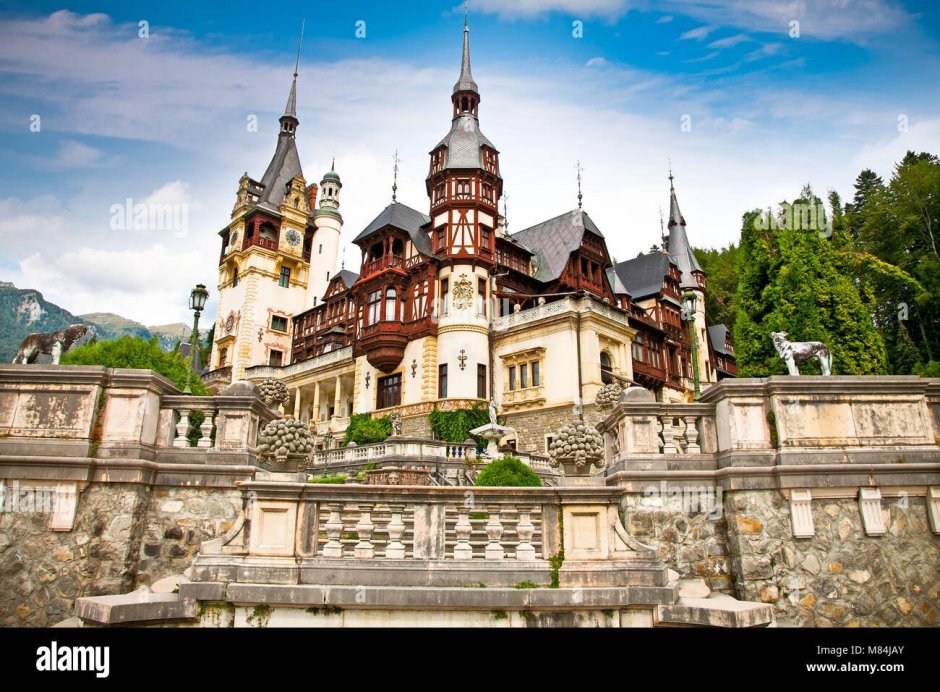 Туристы в замке Пелеш в Румынии