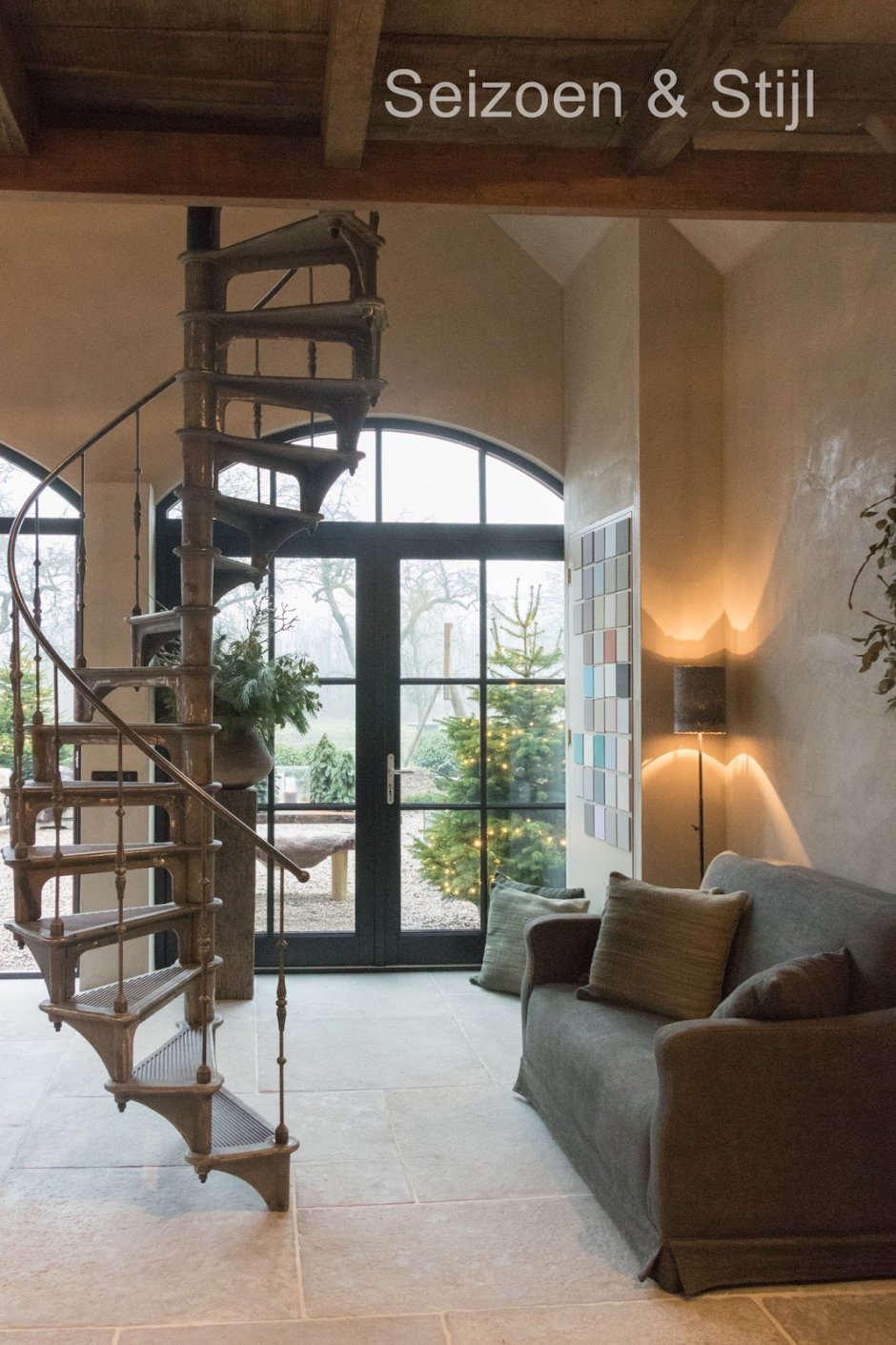 Винтовая металлическая лестница для дома
