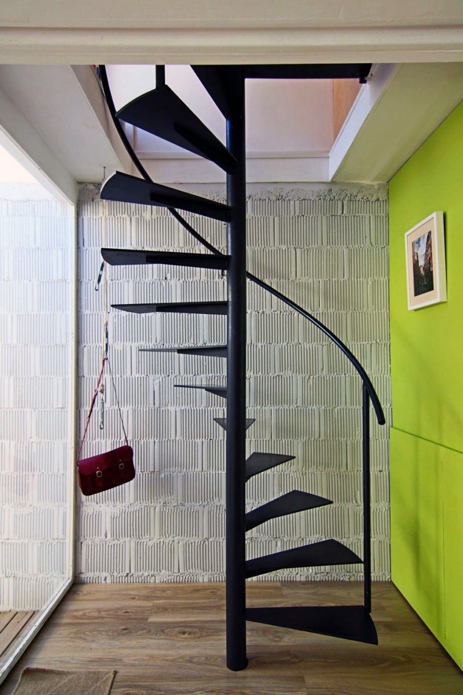Винтовая металлическая лестница на второй этаж