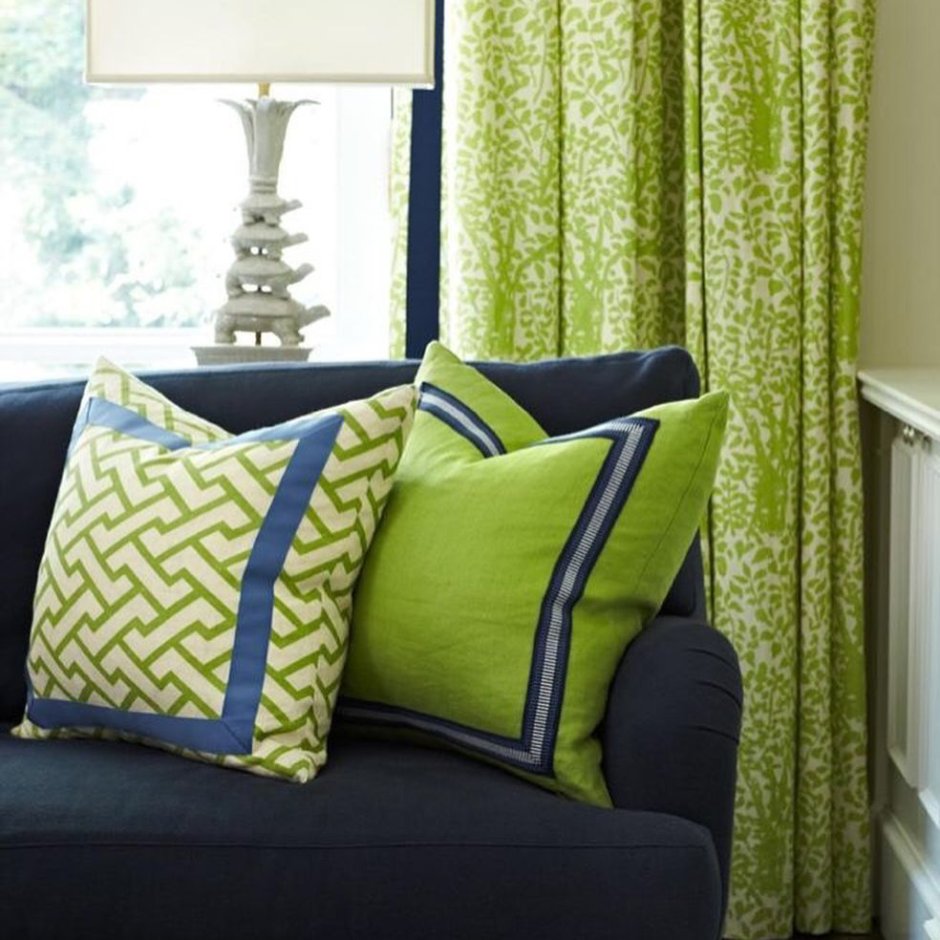 Синий диван зеленые шторы