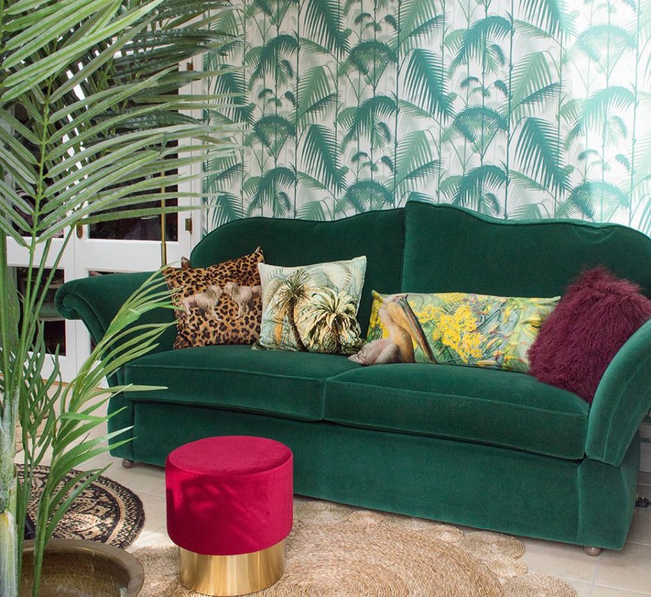 Комната с зеленым диваном
