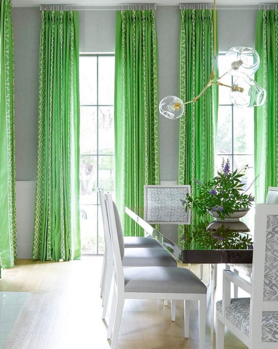Гостиная с зелеными шторами
