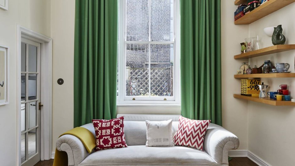 Зеленые шторы и подушки в интерьере
