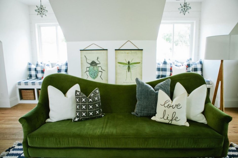 Зелёные подушки на диван