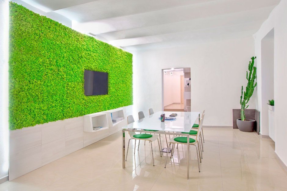Зеленое покрытие на стене в интерьере