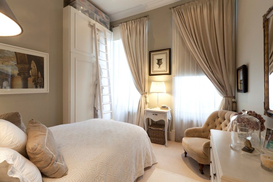 Уютная спальня в бежевых тонах