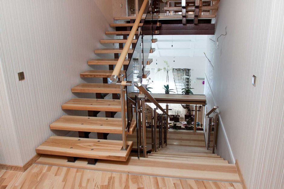 Лестница на косоурах деревянная