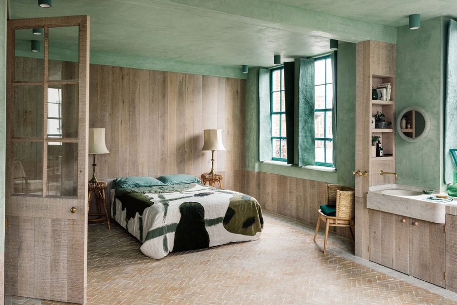 Спальня в стиле лофт с зелеными стенами