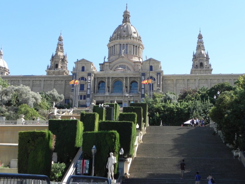 Национальный музей Каталонии в Барселоне и фонтаны