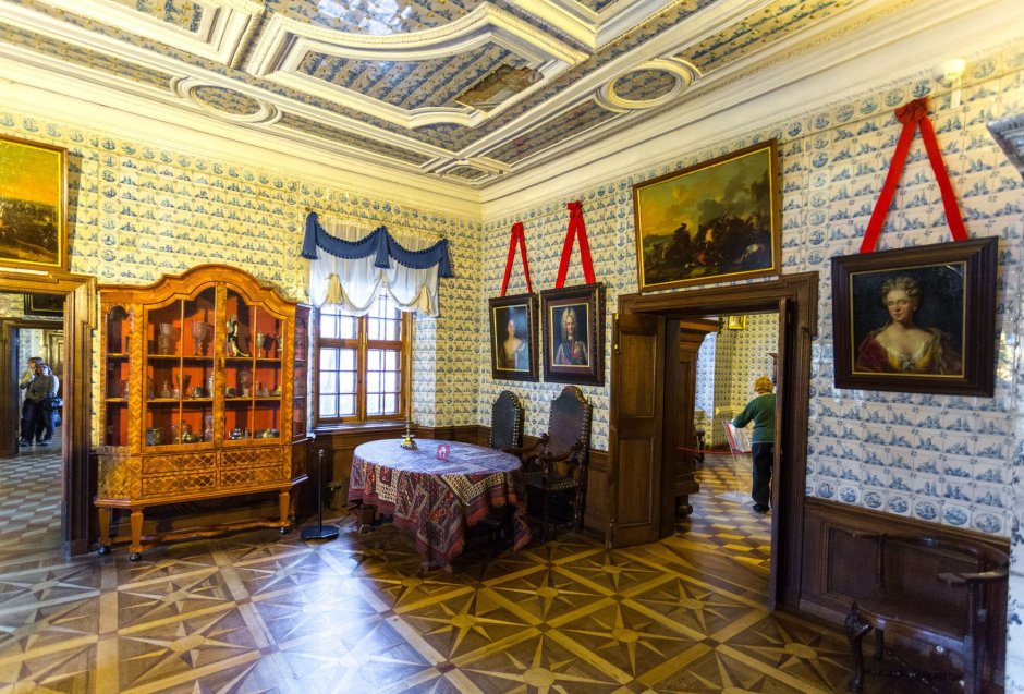 Меншиковский дворец Ореховый кабинет