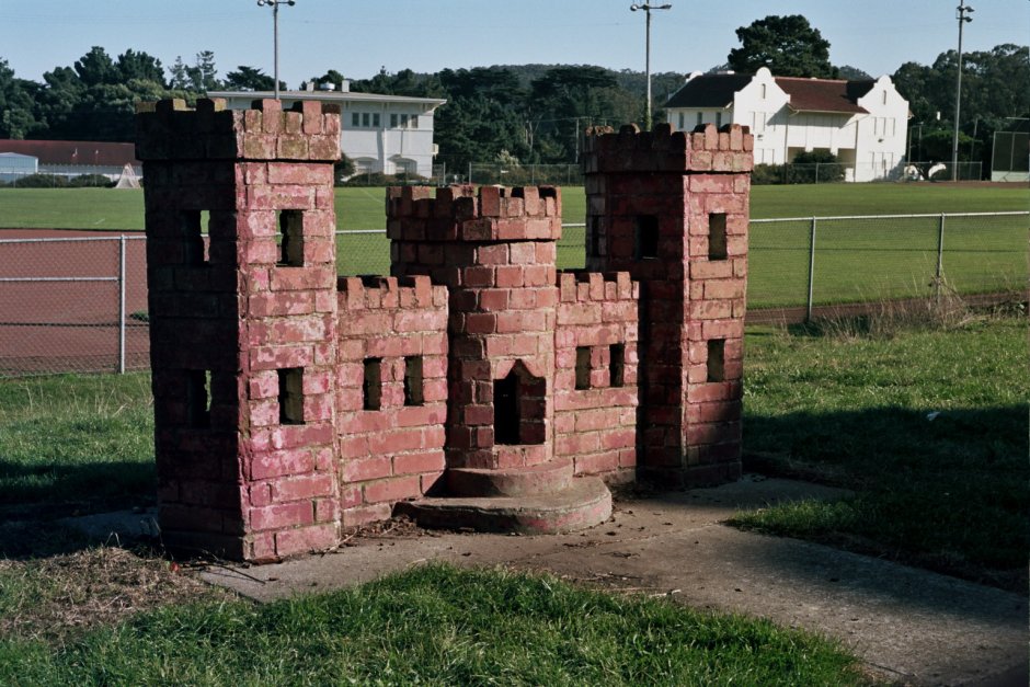Замок из кирпича
