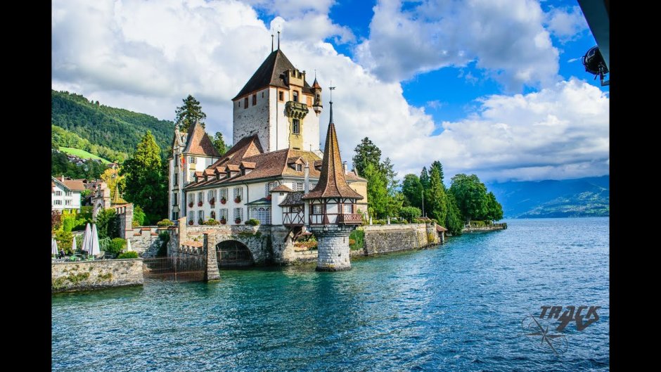Замок Oberhofen на озере