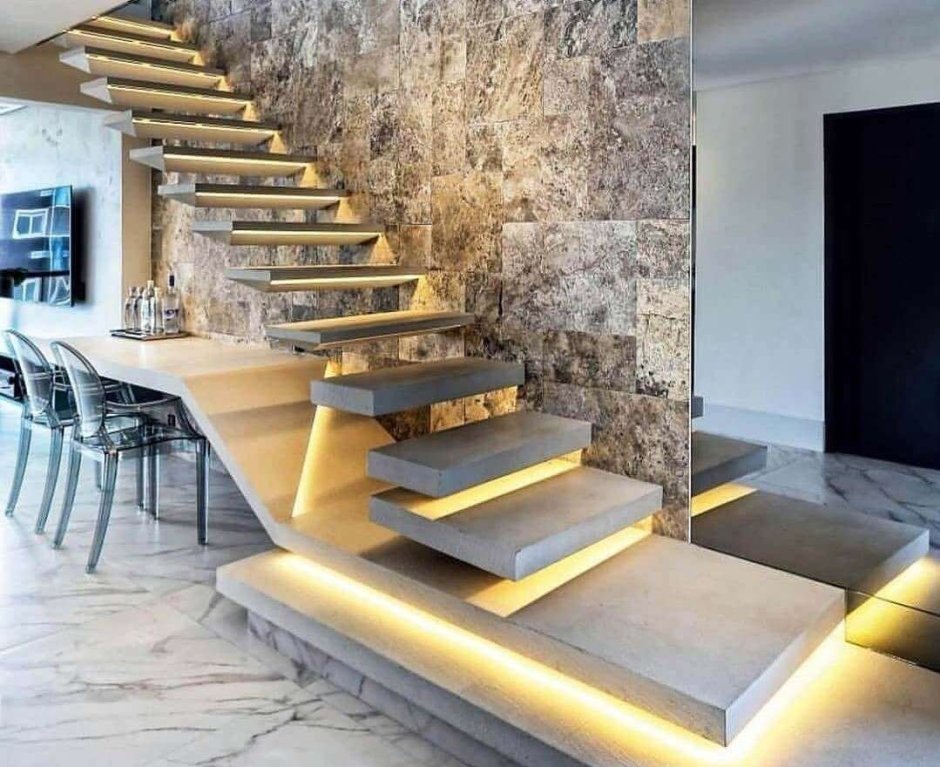 Светлая лестница в интерьере