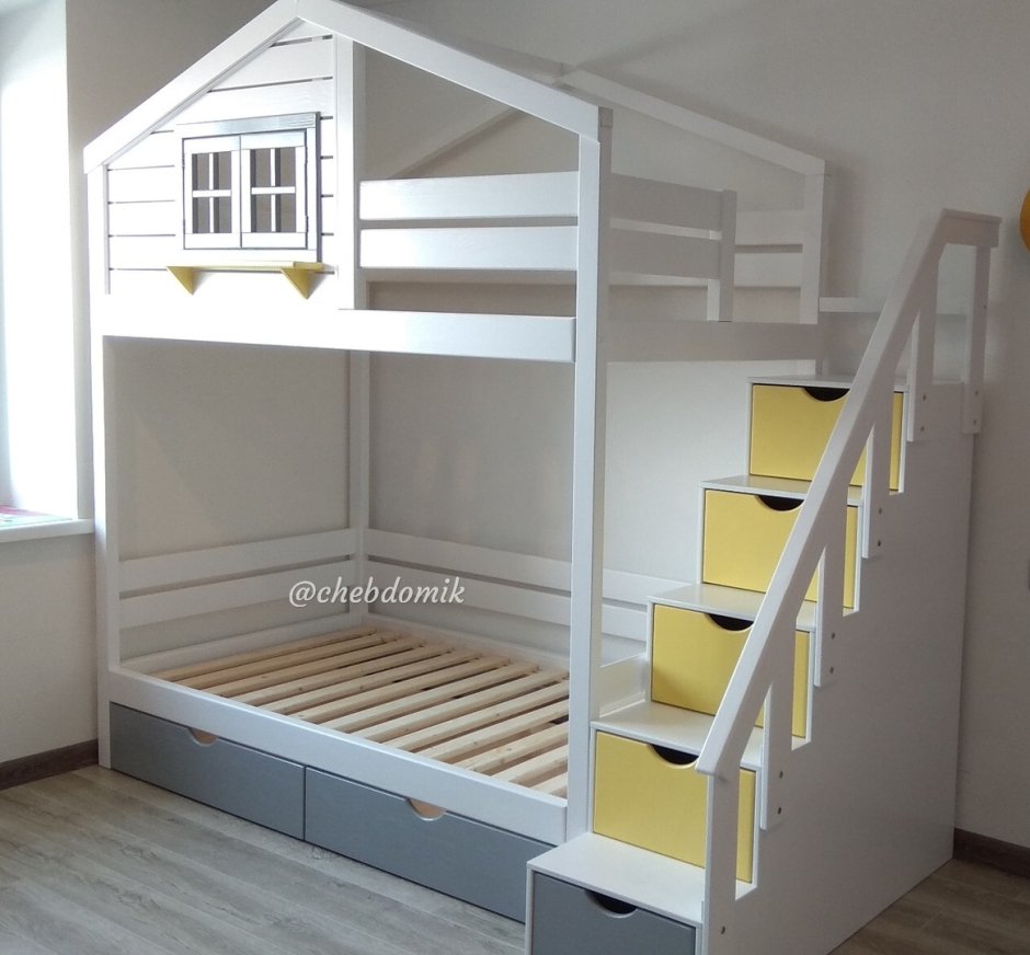 Кровать домик с лестницей комодом