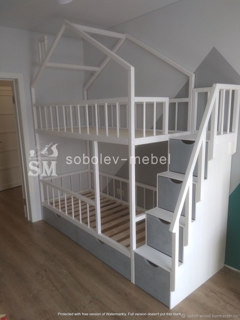 Кровать домик с лестницей комодом