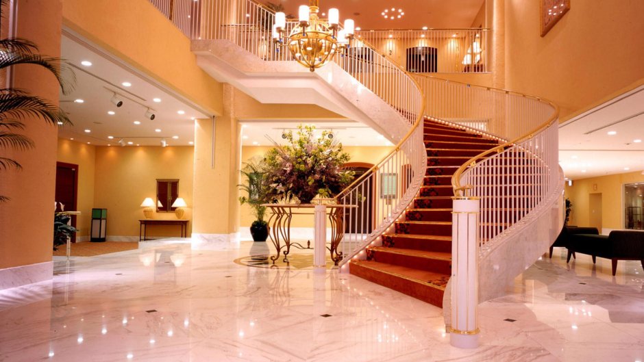 Холл с лестницей в частном доме
