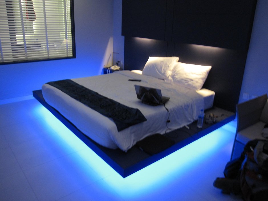 Кровать с неоновой подсветкой