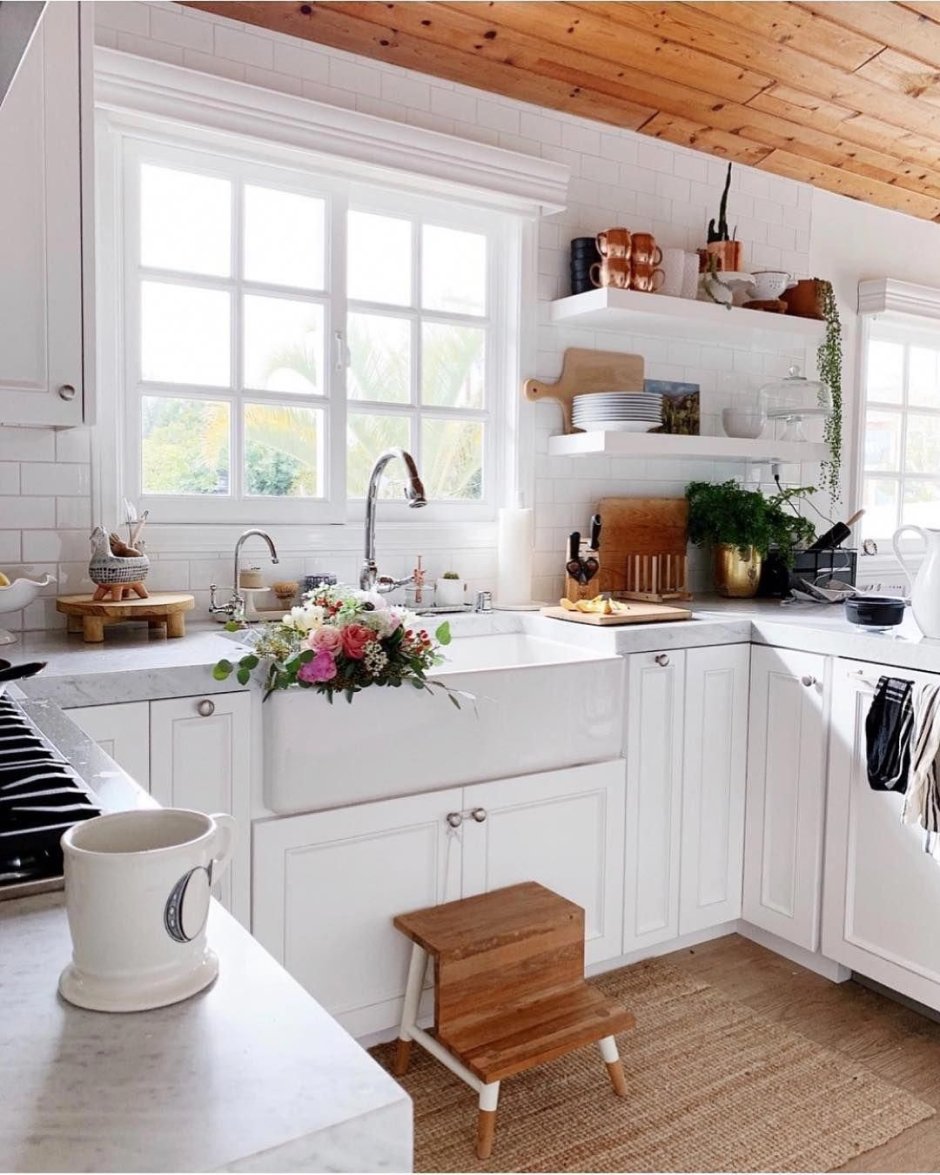 Белая кухня в деревенском стиле