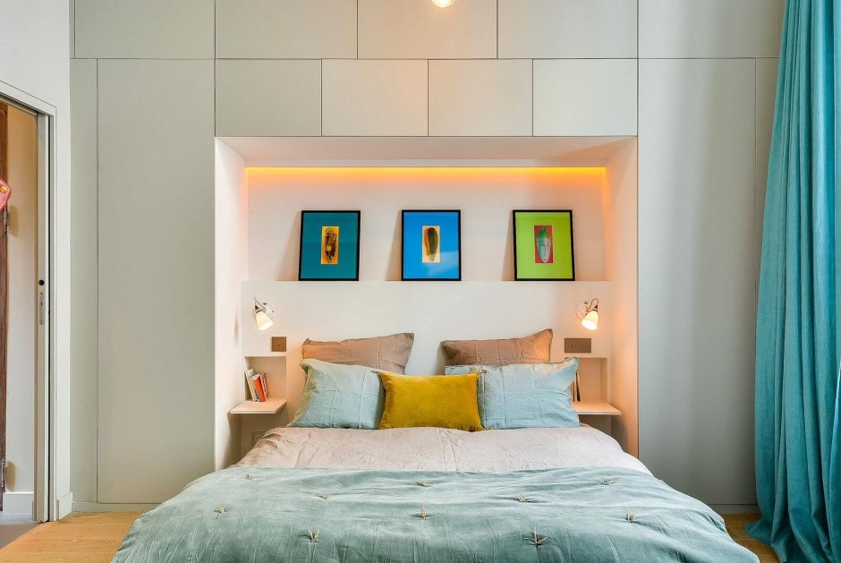 Дизайн полок над кроватью в спальне
