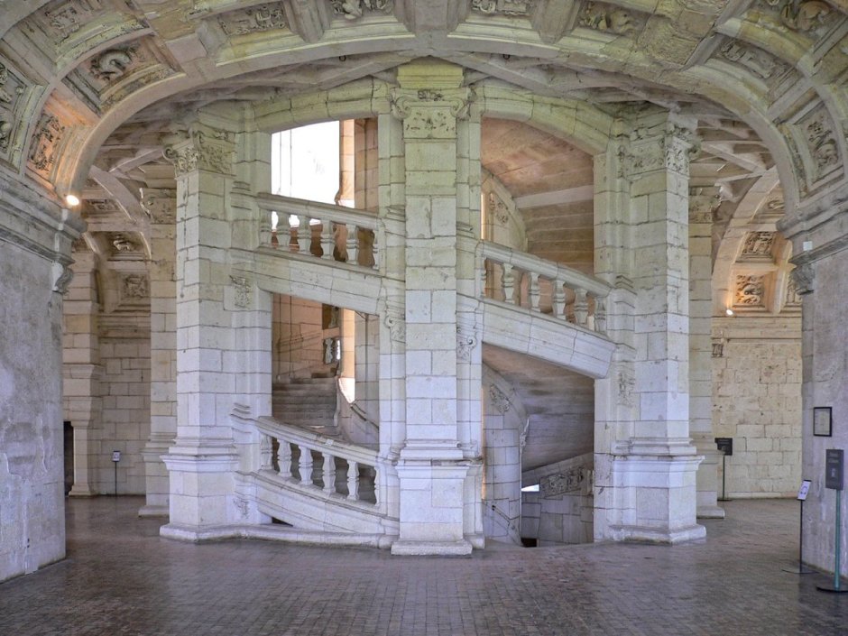 Лестница Леонардо да Винчи в Шато-де-Шамбор построенная в 1520