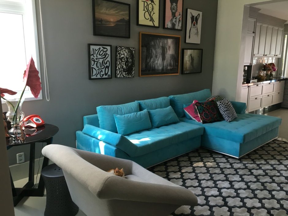 Бирюзовый диван в гостиной в классическом стиле