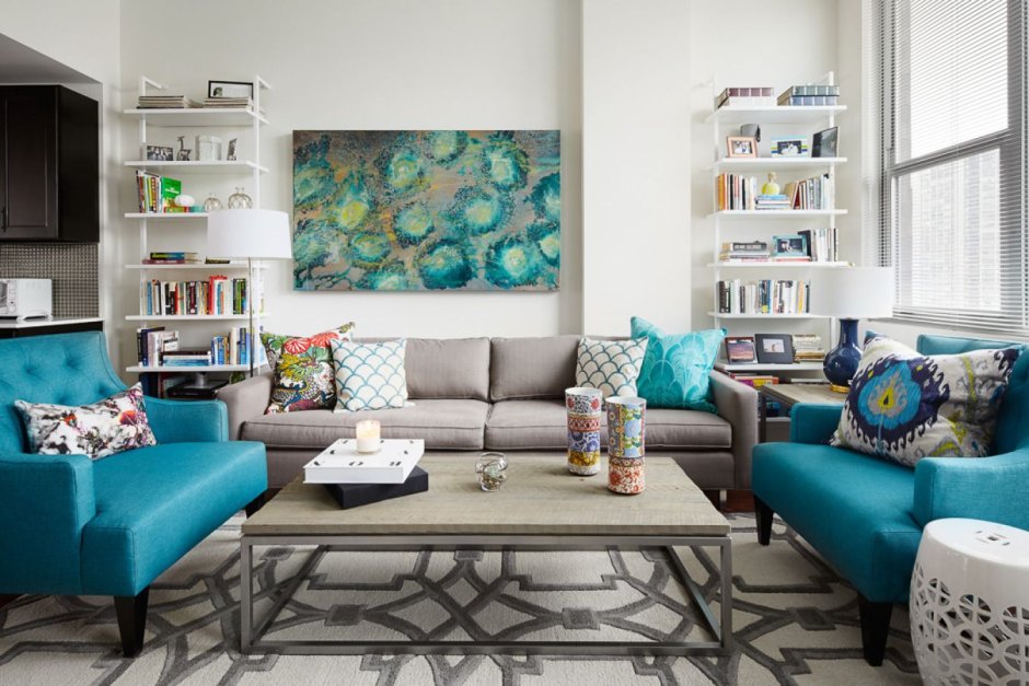 Дизайн комнаты с бирюзовыми диванчиками
