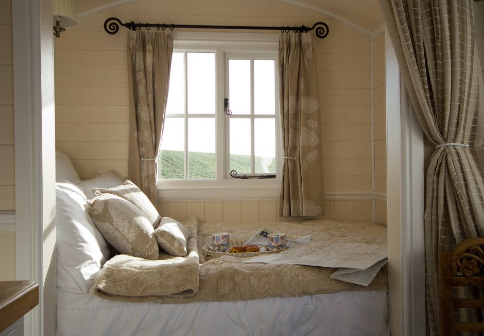 Короткие шторы в спальню до подоконника