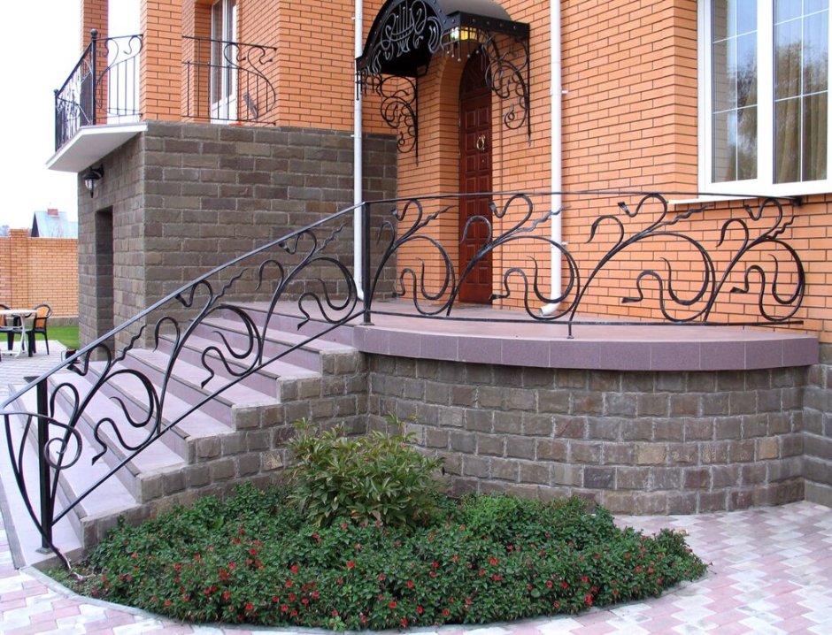Перила для крыльца в частном доме