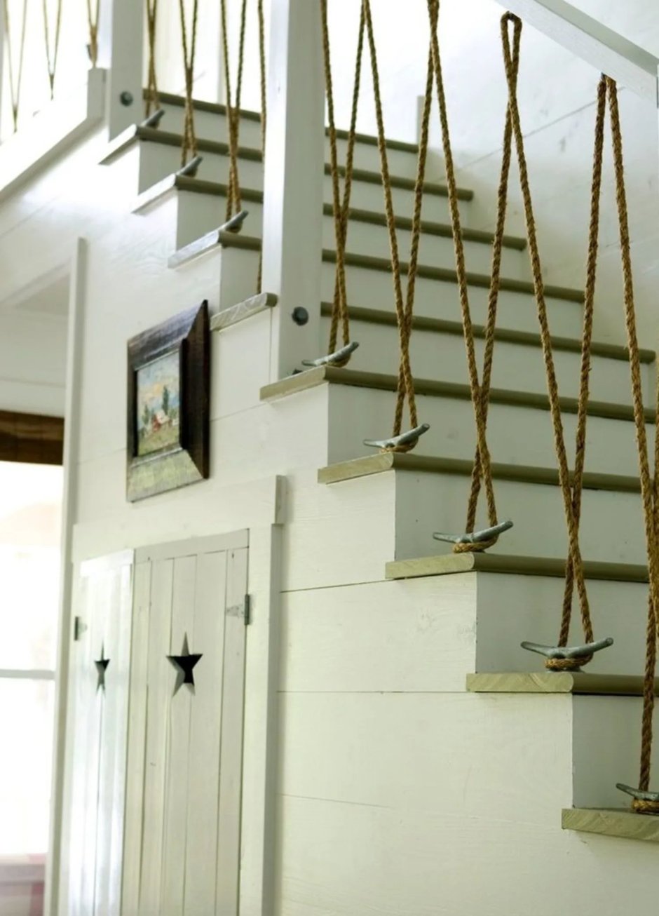 Лестница с веревочными перилами