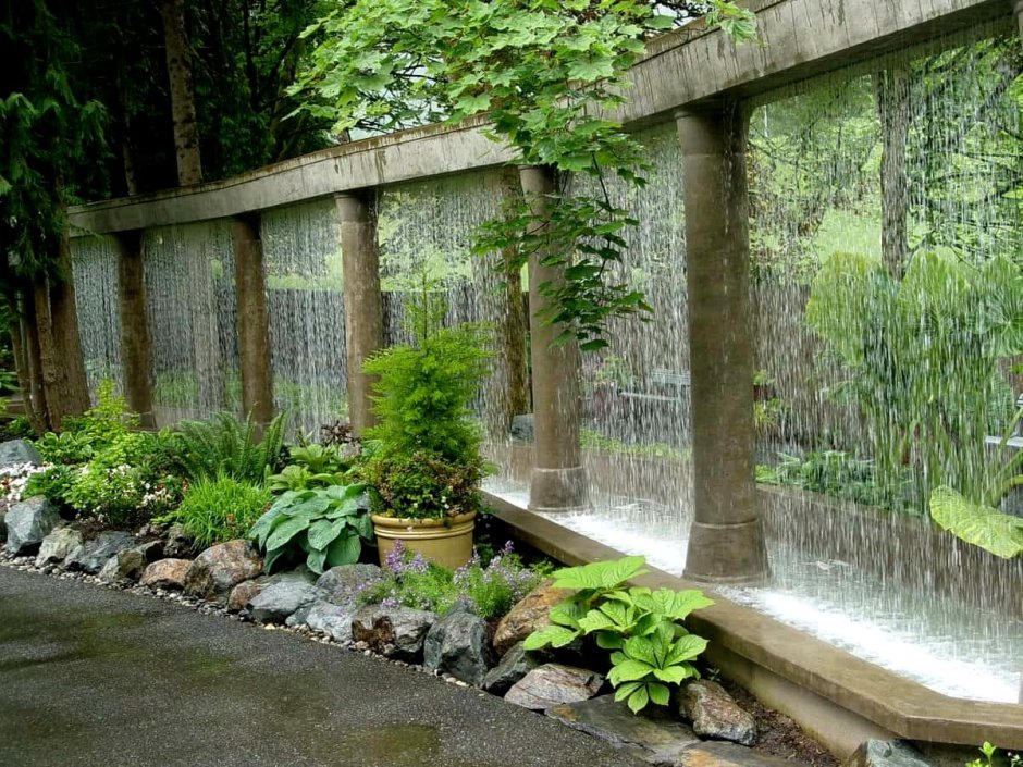 Водяная стена в саду