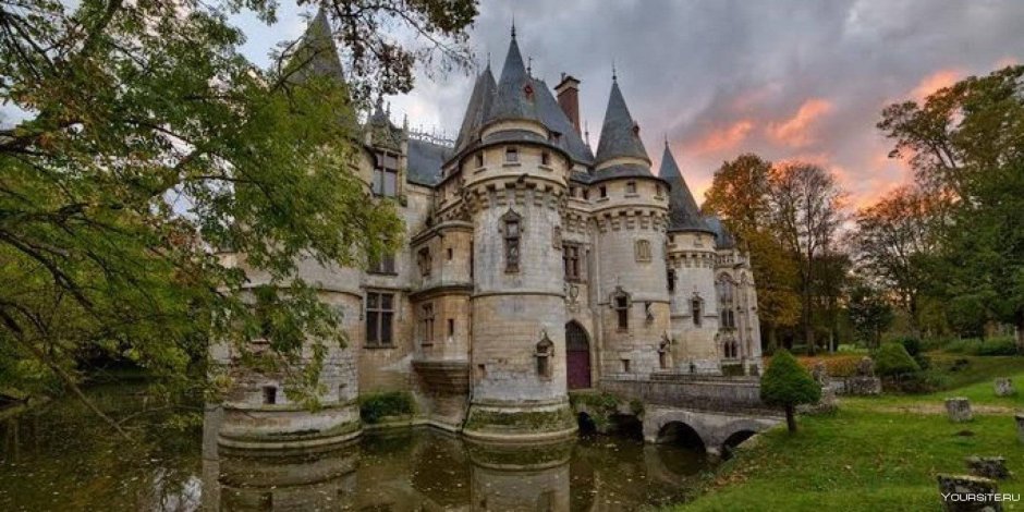 Замок Жолни Франция