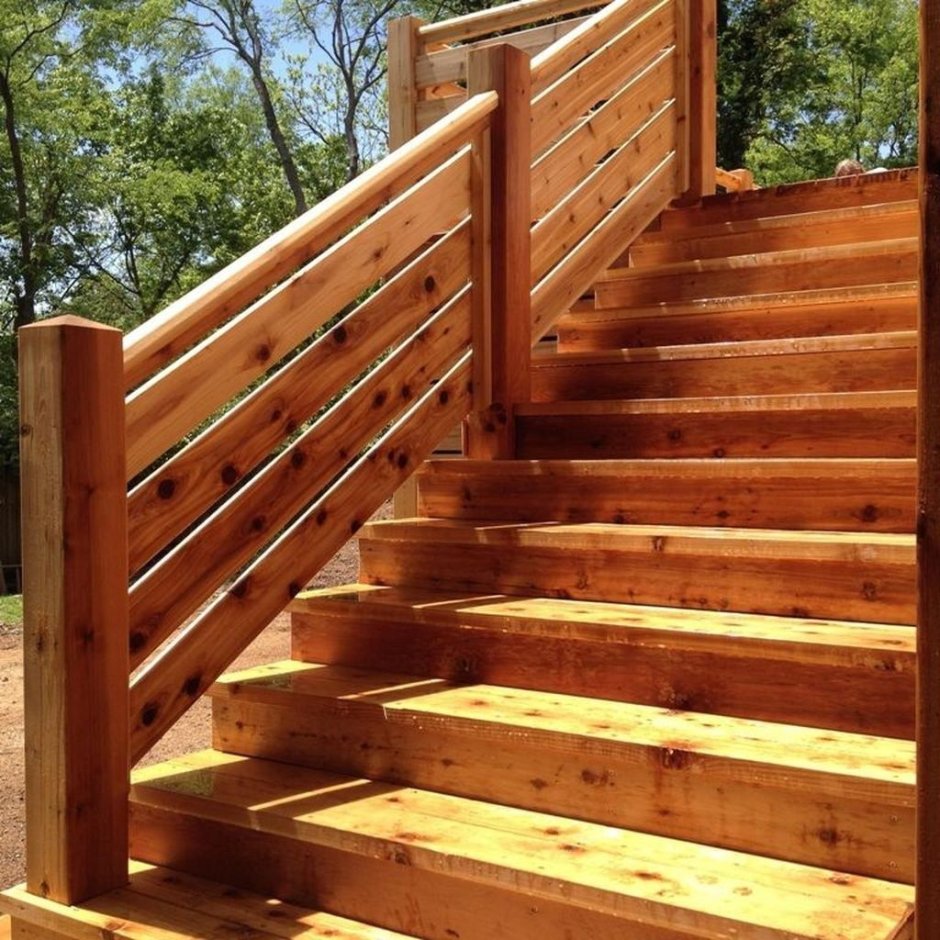 Крашенная деревянная лестница