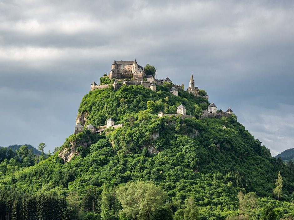 Замок Гохостервитц на горе в Австрии