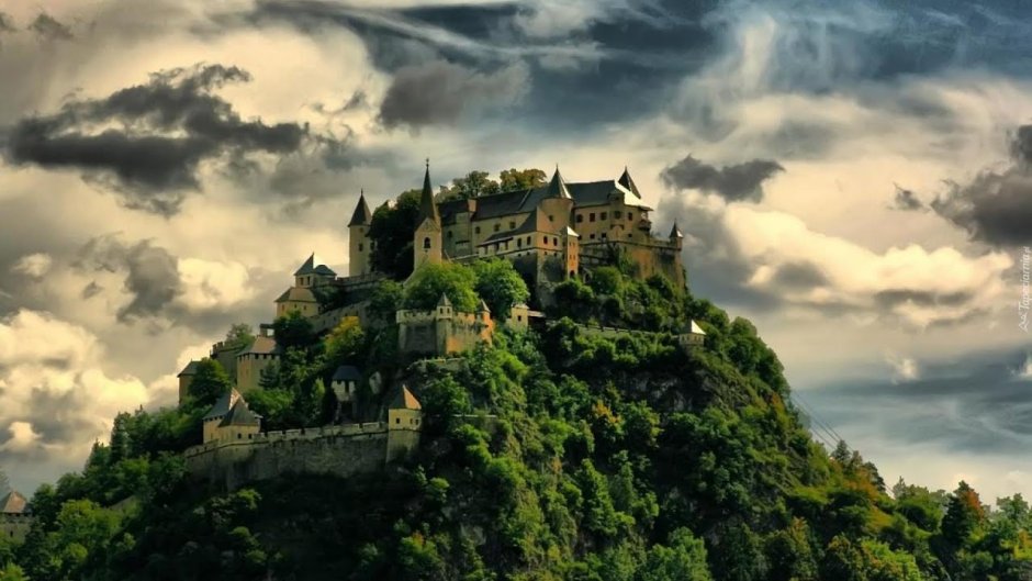 Замок Хохостервиц внутри в Австрии