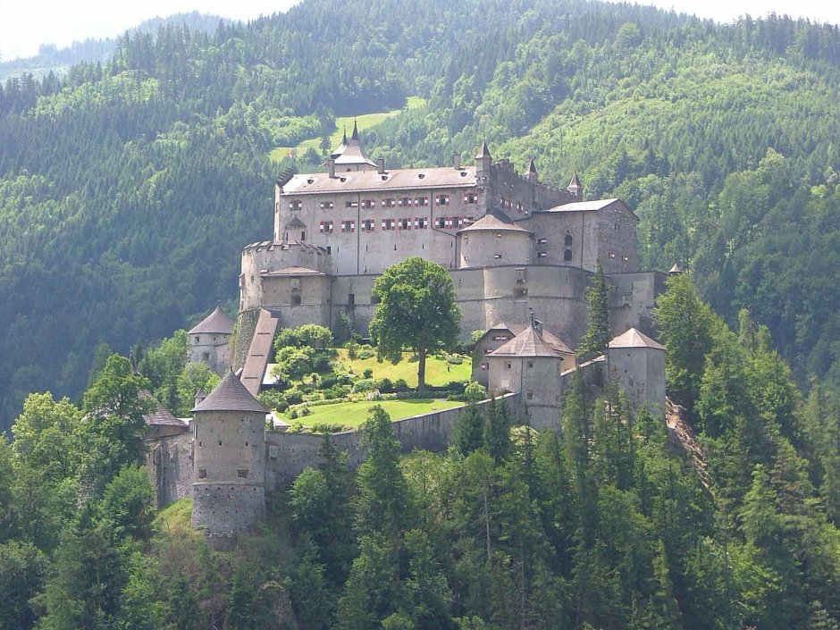 Замки в Австрии в золотисто бежевых тонах