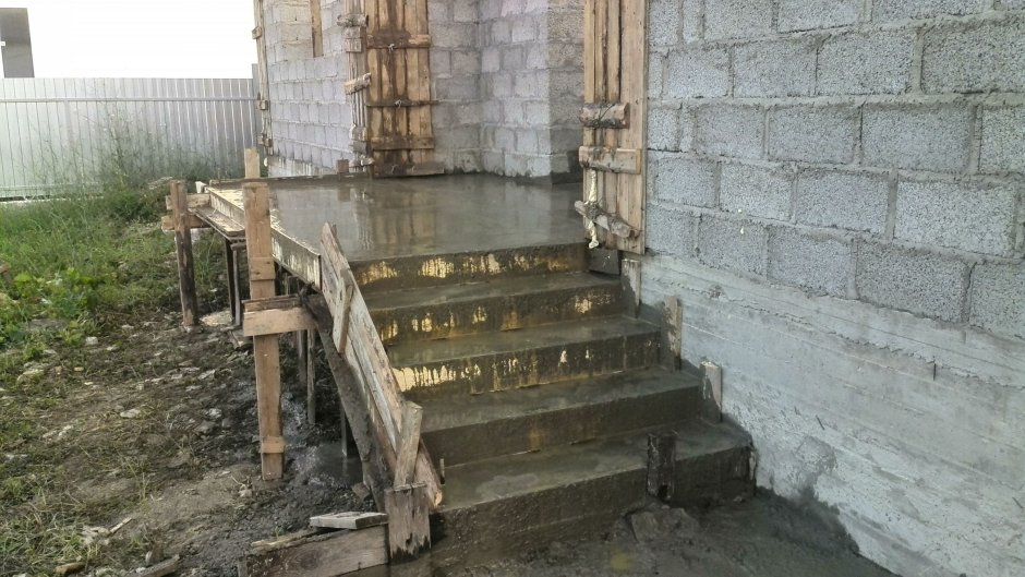 Опалубка для уличной лестницы из бетона