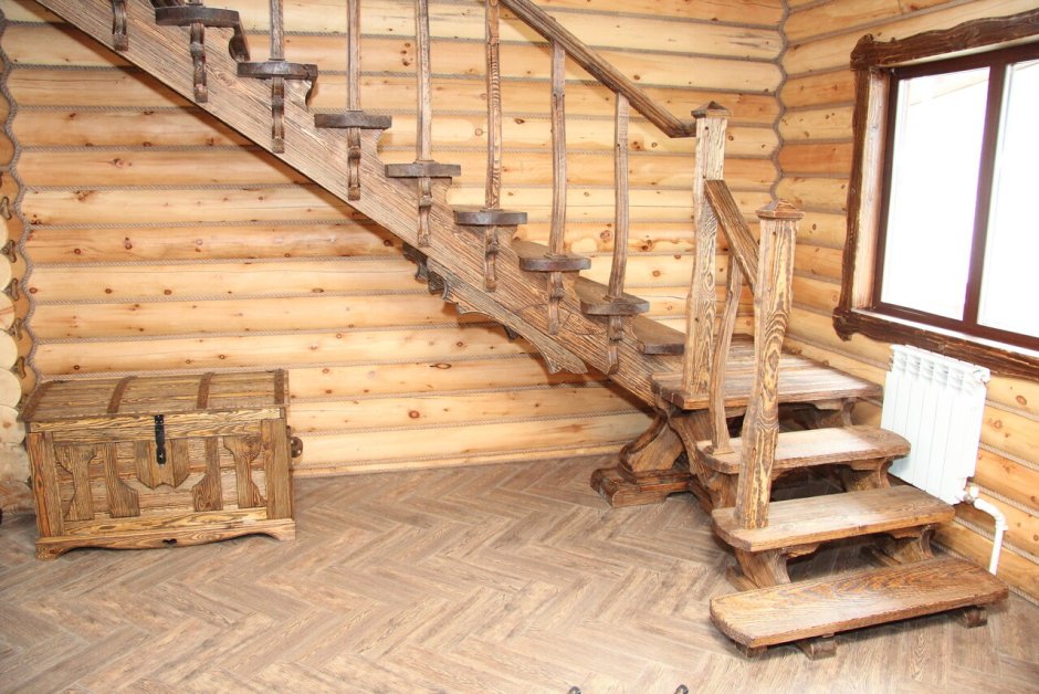 Лестница на второй этаж в рустикальном стиле