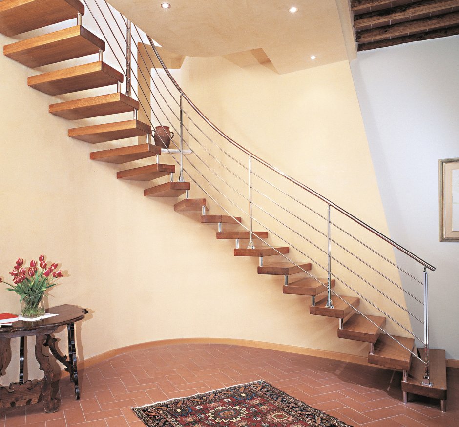Полувинтовая лестница на второй этаж в частном доме