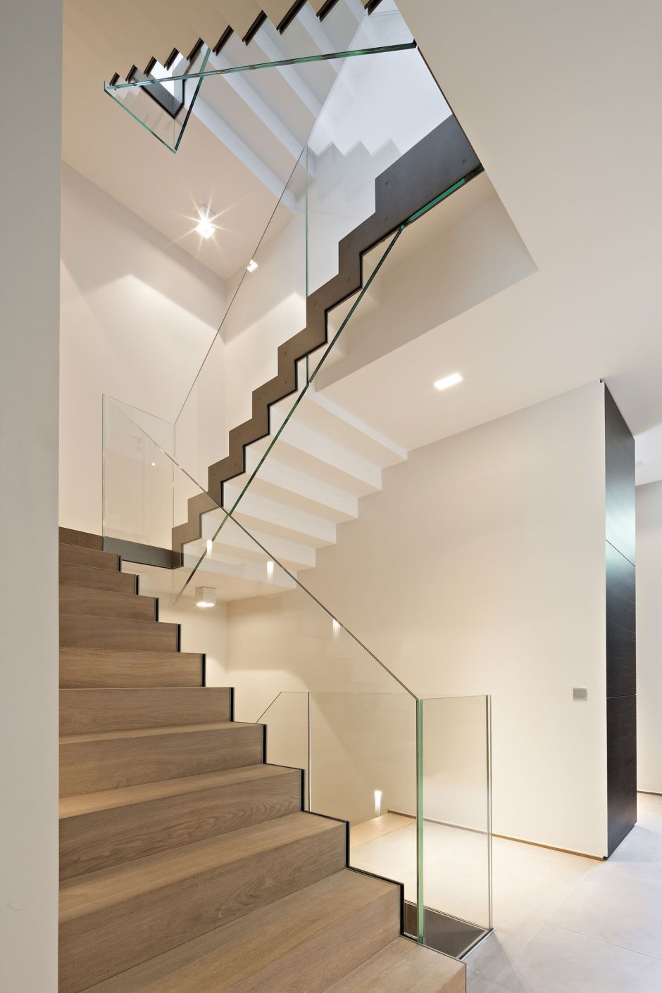 Лестница в современном стиле в доме