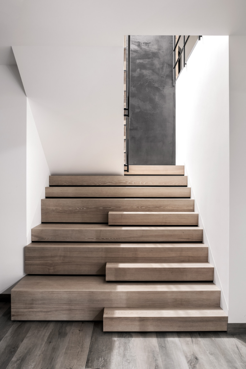 Лестница из бетона и дерева