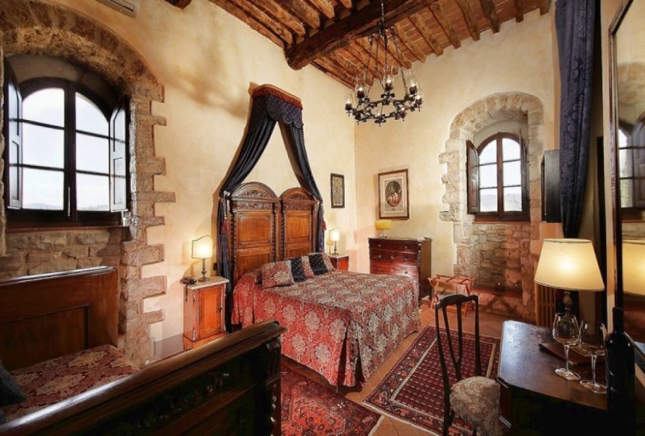 Комната в замковом стиле